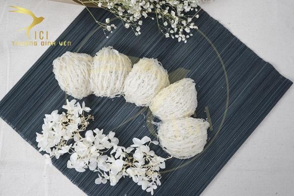 Yến có màu vàng là do đâu?